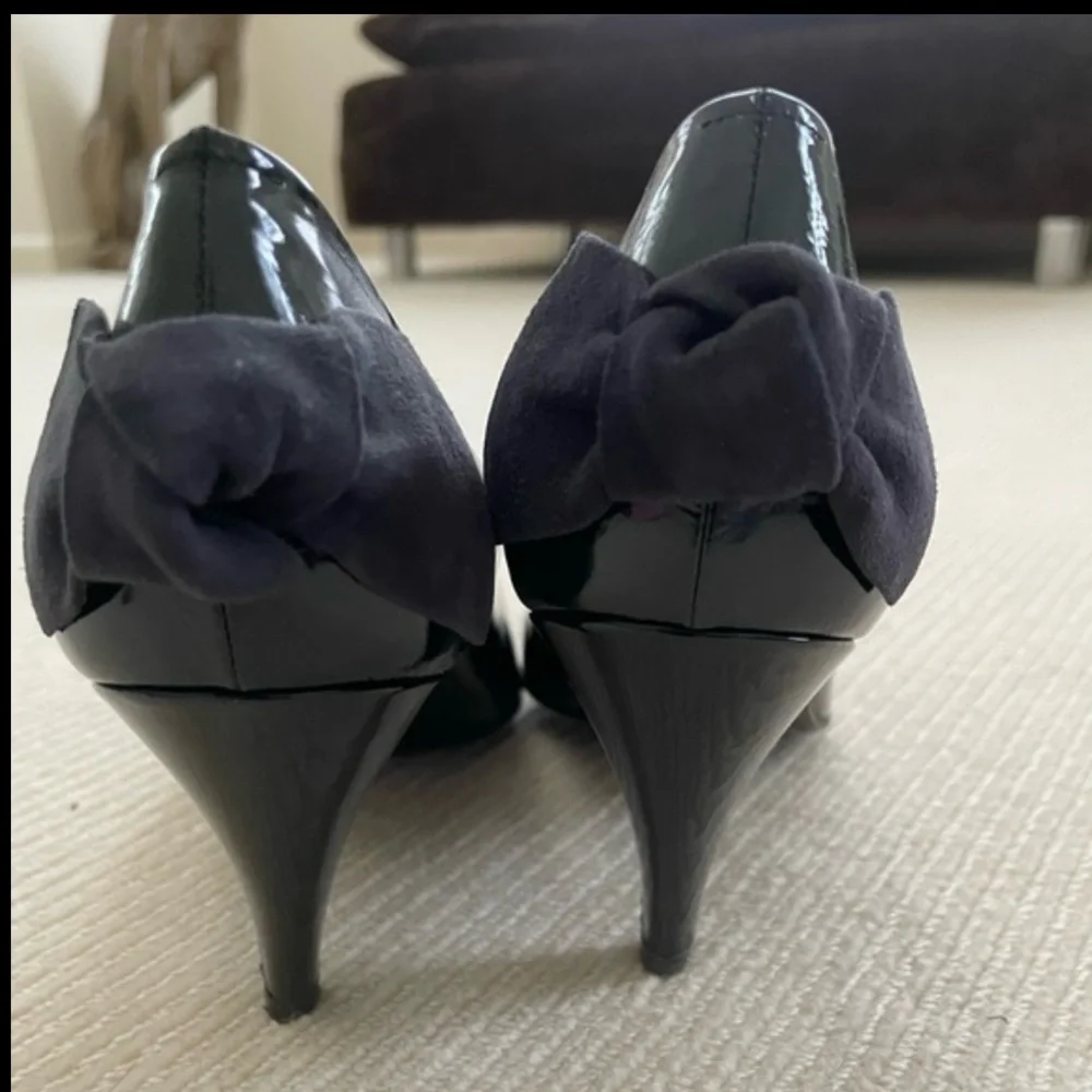 Collette Elegant Black Patent Leather Heel Pump with Contemporary Bow Size 6.5/7